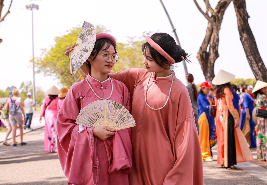 2 nữ sinh viên trường ĐH Ngoại Ngữ cảm thấy rất tự hào khi khoác trên mình chiếc áo dài đặc trưng của người con gái Việt Nam. 2 nữ sinh viên trường ĐH Ngoại Ngữ cảm thấy rất tự hào khi khoác trên mình chiếc áo dài đặc trưng của người con gái Việt Nam.
