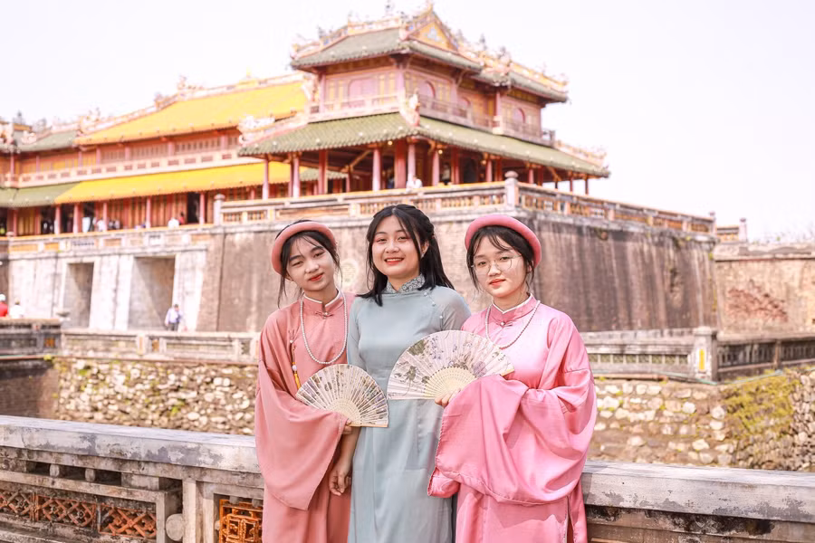 Cười tươi duyên dáng trước Đại Nội.