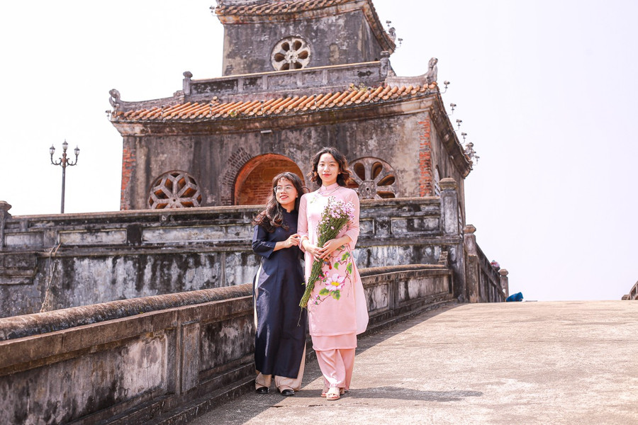 2 nữ sinh viên của trường ĐH Y Dược, ĐH Huế tham quan và chụp hình tại đường đi bộ dọc Kinh thành Huế. 2 nữ sinh viên của trường ĐH Y Dược, ĐH Huế tham quan và chụp hình tại đường đi bộ dọc Kinh thành Huế.