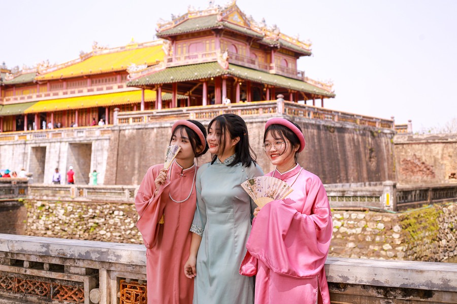 Nét thanh lịch, tươi tắn của nữ sinh viên Huế. (Ảnh: Hoàng Hải). Nét thanh lịch, tươi tắn của nữ sinh viên Huế. (Ảnh: Hoàng Hải).