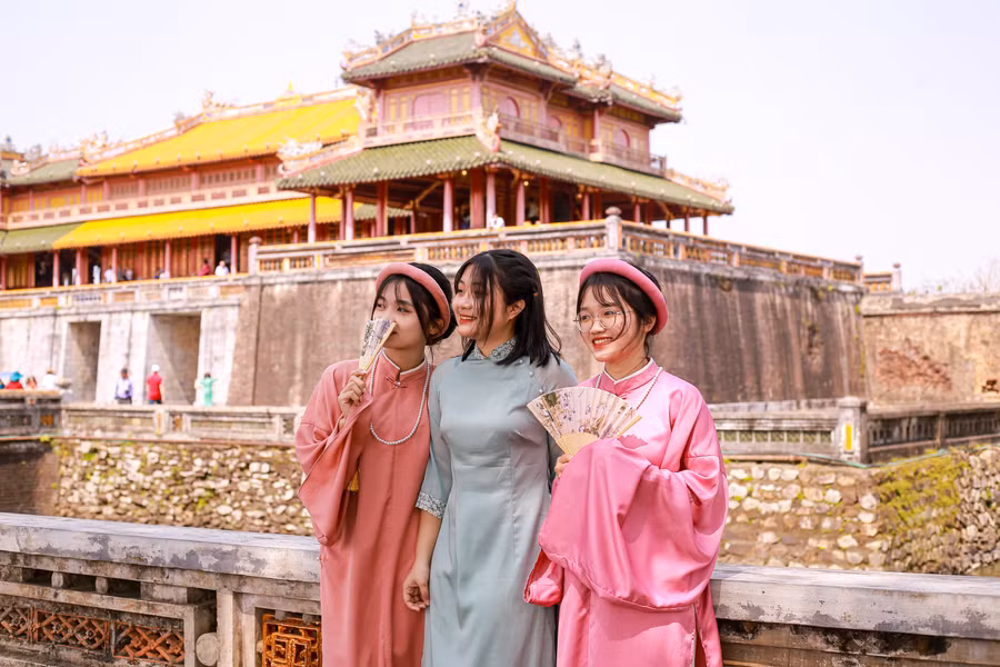 Nét thanh lịch, tươi tắn của nữ sinh viên Huế. (Ảnh: Hoàng Hải).