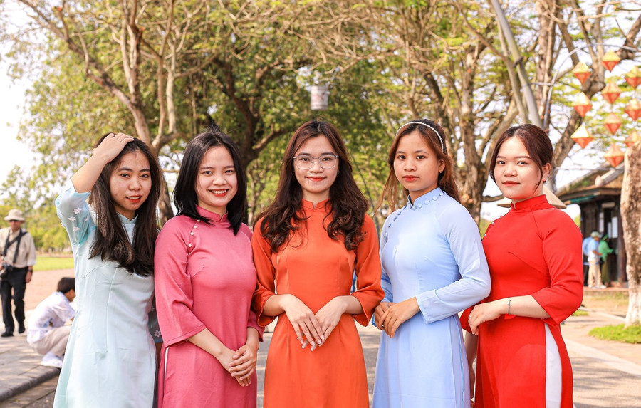 Nét dịu dàng của sinh viên Đại học Huế trong tà áo dài dịp quốc tế phụ nữ. Nét dịu dàng của sinh viên Đại học Huế trong tà áo dài dịp quốc tế phụ nữ.