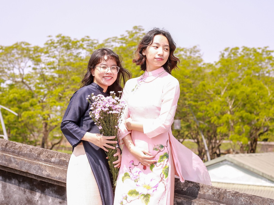 2 nữ sinh viên của trường ĐH Y Dược, ĐH Huế tham quan và chụp hình tại đường đi bộ dọc Kinh thành Huế. 2 nữ sinh viên của trường ĐH Y Dược, ĐH Huế tham quan và chụp hình tại đường đi bộ dọc Kinh thành Huế.