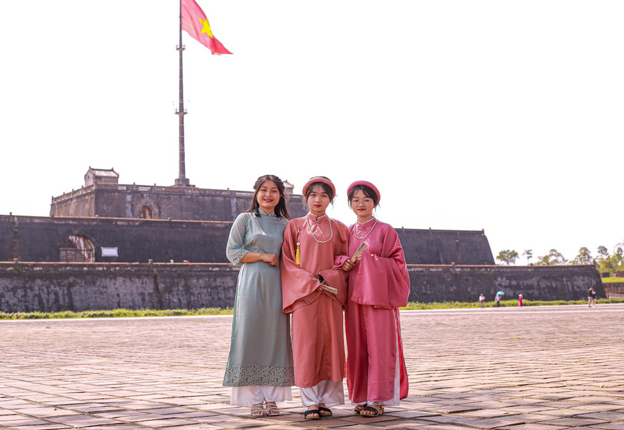 Nét thướt tha trong tà áo dài bên di tích. Nét thướt tha trong tà áo dài bên di tích.