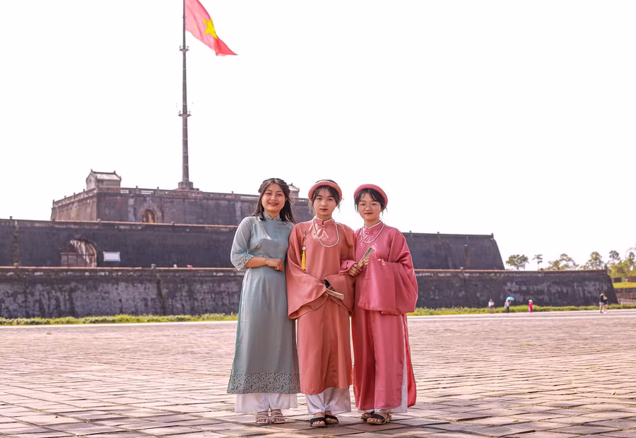 Nét thướt tha trong tà áo dài bên di tích.