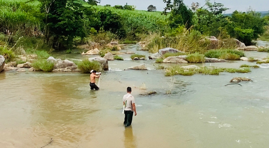 Anh Long và anh Sinh đánh cá ở suối đá. (Ảnh: Thành Tâm) Anh Long và anh Sinh đánh cá ở suối đá. (Ảnh: Thành Tâm)