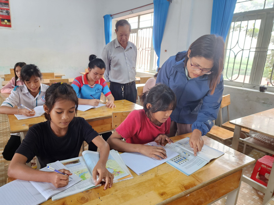 Thầy Nguyễn Hải Hoán (người đứng hàng sau) kiểm tra 1 lớp phổ cập giáo dục gồm nhiều độ tuổi cho học sinh xã Cư Prao. (Ảnh: Thành Tâm) Thầy Nguyễn Hải Hoán (người đứng hàng sau) kiểm tra 1 lớp phổ cập giáo dục gồm nhiều độ tuổi cho học sinh xã Cư Prao. (Ảnh: Thành Tâm)