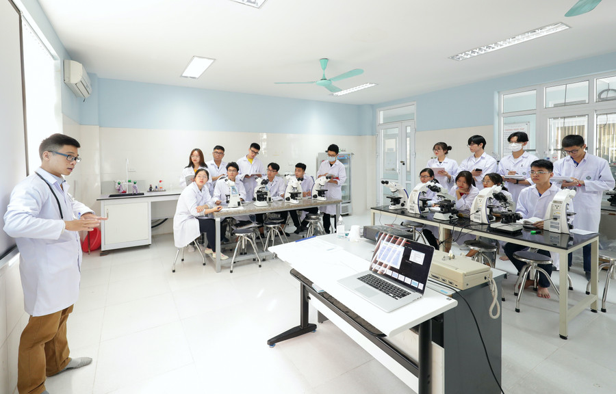 Đào tạo và nghiên cứu uy tín, chất lượng luôn song hành trong triển khai nhiệm vụ. Đào tạo và nghiên cứu uy tín, chất lượng luôn song hành trong triển khai nhiệm vụ.