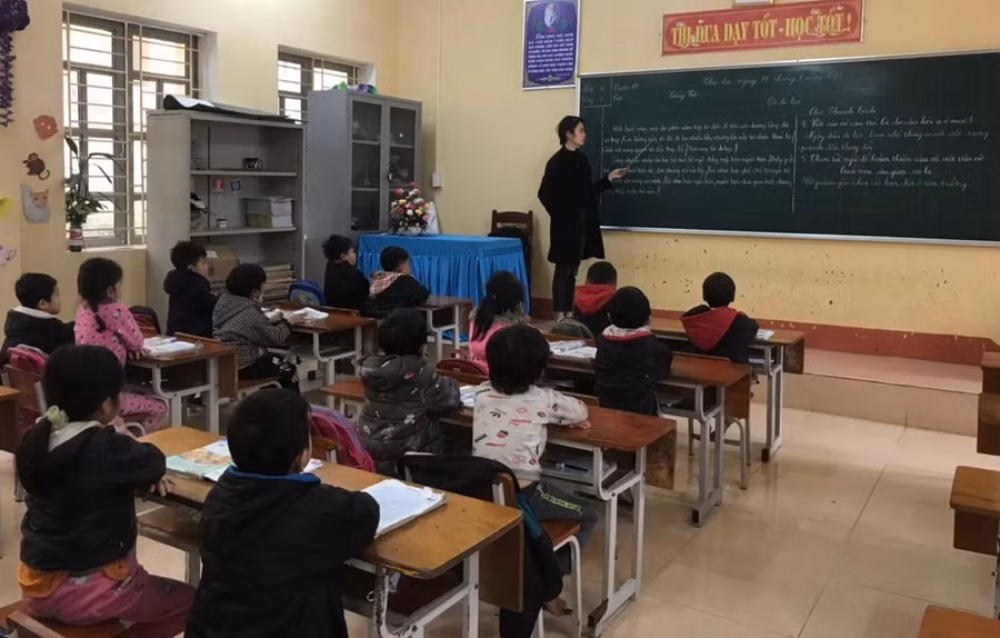 Lớp học của cô Bùi Thị Khuê – giáo viên Trường phổ thông dân tộc bán trú tiểu học An Lương và các học trò. Ảnh: NVCC.