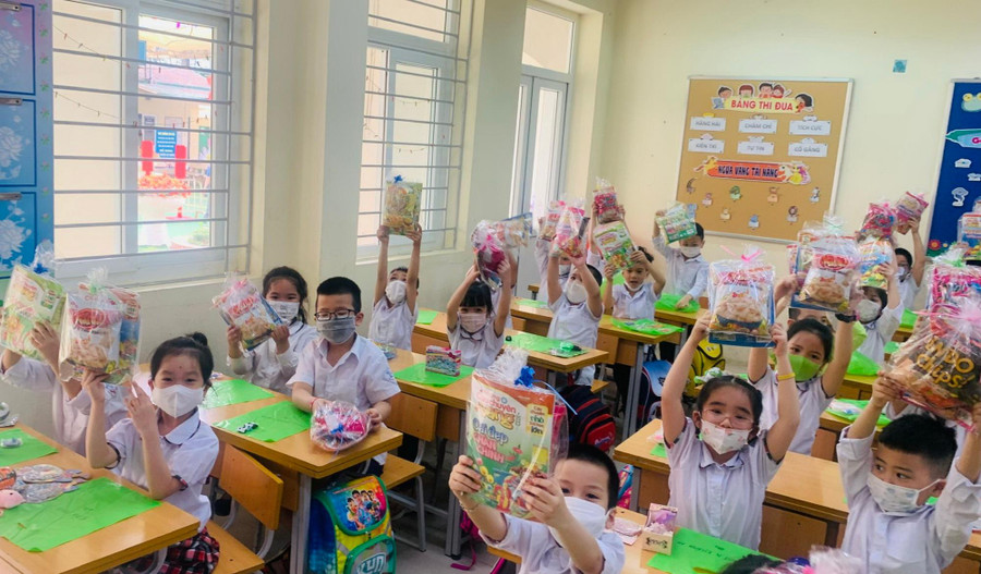 Học sinh Trường tiểu học Vĩnh Tuy hào hứng với SGK mới. Ảnh: NVCC.