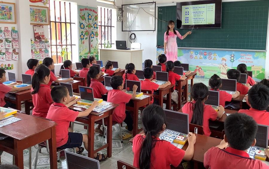 Cô giáo Lại Thị Trang - giáo viên Trường Tiểu học thị trấn Rạng Đông trong giờ lên lớp. Ảnh: NVCC.