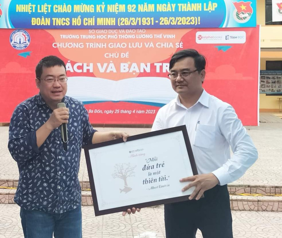 Đại diện nhà trường nhận quà từ diễn giả. Đại diện nhà trường nhận quà từ diễn giả.