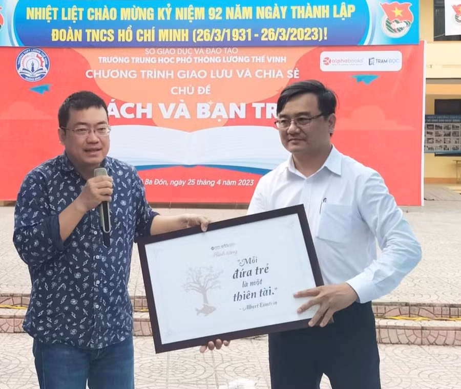 Đại diện nhà trường nhận quà từ diễn giả.