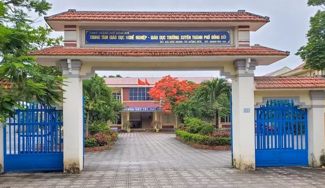 Hai kẻ lạ mặt xông vào Trung tâm GDNN-GDTX Đồng Hới đánh người.