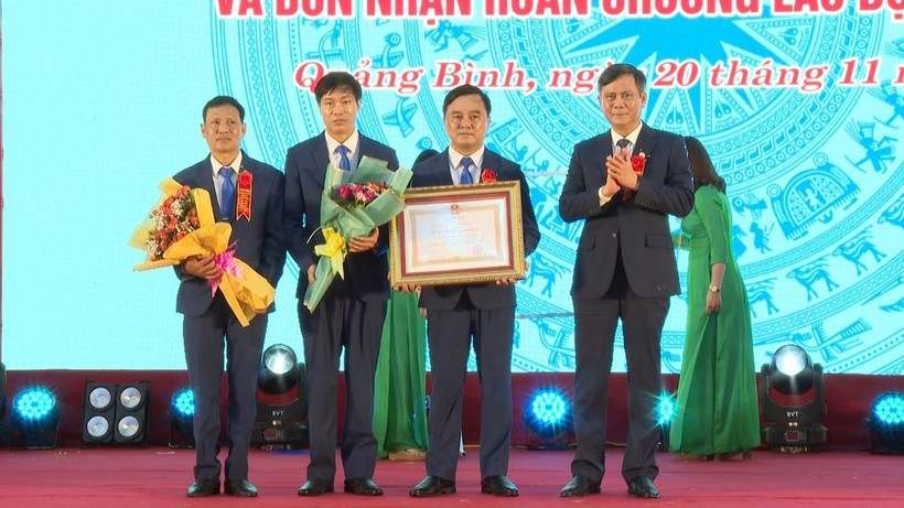 Trường THPT Lương Thế Vinh vinh dự đón nhận Huân chương Lao động hạng Nhì nhân kỷ niệm 60 năm thành lập.