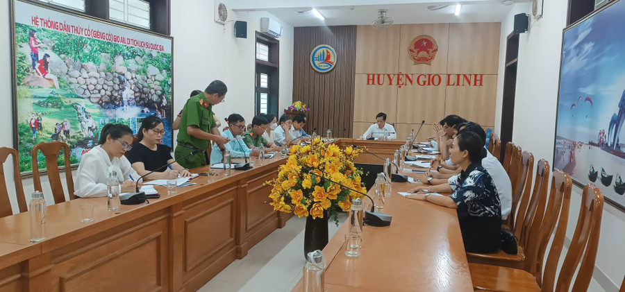 UBND huyện Gio Linh họp với các đơn vị liên quan sau vụ nữ sinh bị đánh. UBND huyện Gio Linh họp với các đơn vị liên quan sau vụ nữ sinh bị đánh.