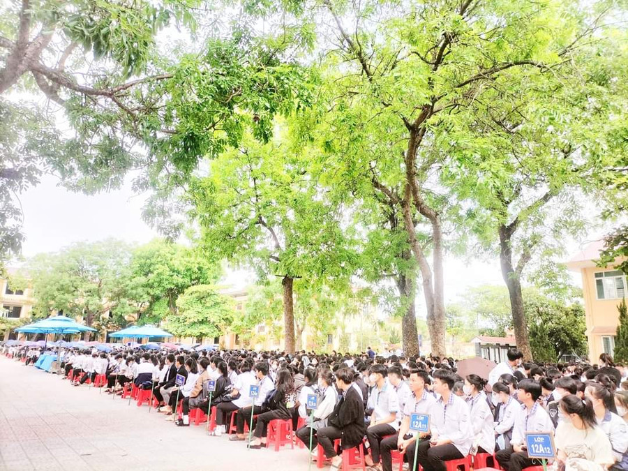 Hàng trăm học sinh tham gia buổi giao lưu về sách. Hàng trăm học sinh tham gia buổi giao lưu về sách.