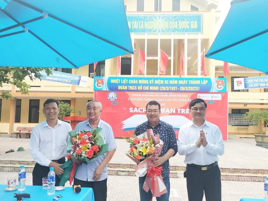 Các diễn giả, nhà văn tham gia giao lưu. Các diễn giả, nhà văn tham gia giao lưu.