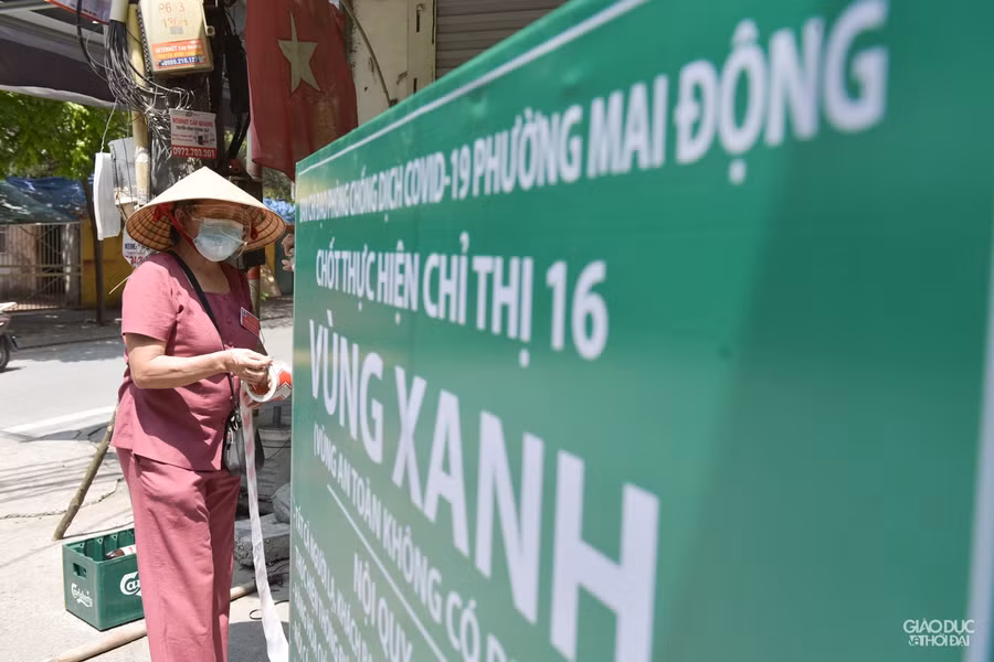 Tất cả người lạ ra vào đều phải khai báo y tế, thực hiện nghiêm nguyên tắc 5K, người vận chuyển hàng hóa đến chỉ được giao tại bàn chốt trực, không đưa trực tiếp vào nhà dân.