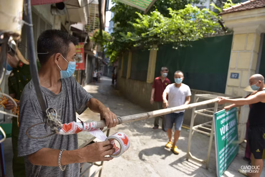 Muốn chặn Covid-19 xâm nhập, học quận Hoàng Mai lập chốt thiết lập "vùng xanh" ảnh 13