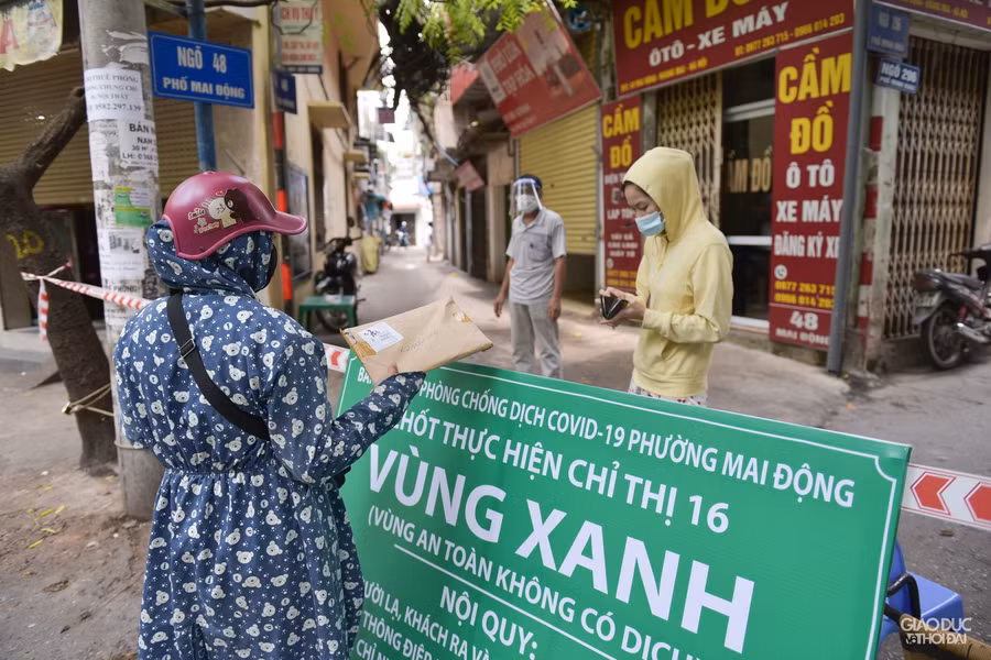 Muốn chặn Covid-19 xâm nhập, học quận Hoàng Mai lập chốt thiết lập "vùng xanh" ảnh 17