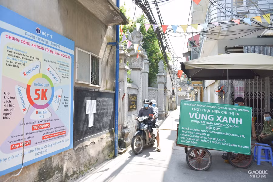 Muốn chặn Covid-19 xâm nhập, học quận Hoàng Mai lập chốt thiết lập "vùng xanh" ảnh 2