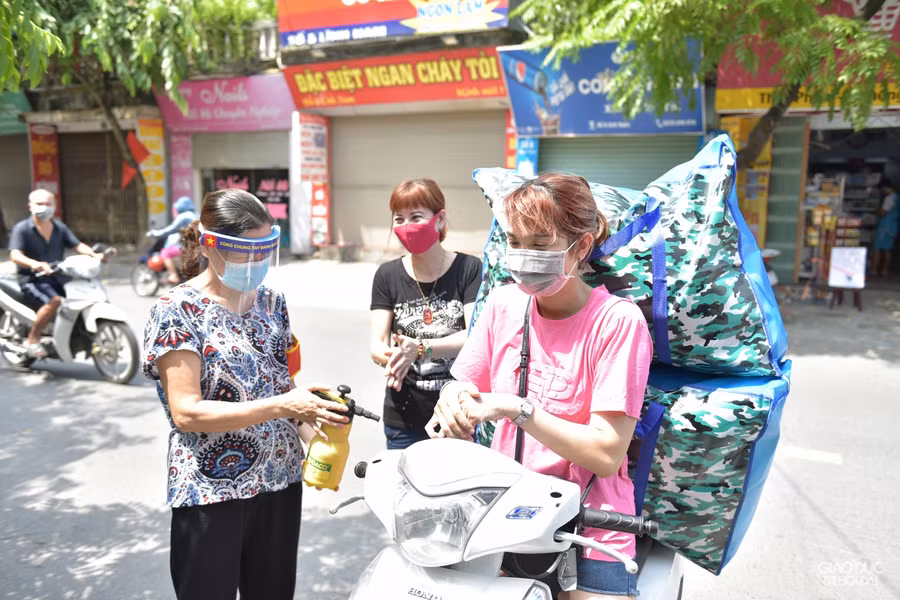 Moị người ra dân tại vùng xanh ra vào phải rửa tay sát khuẩn.