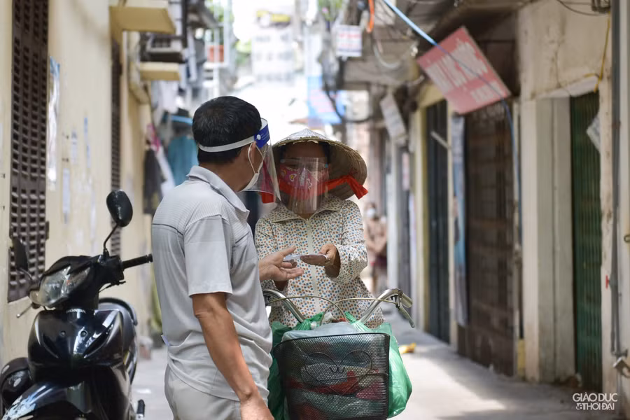 Muốn chặn Covid-19 xâm nhập, học quận Hoàng Mai lập chốt thiết lập "vùng xanh" ảnh 16