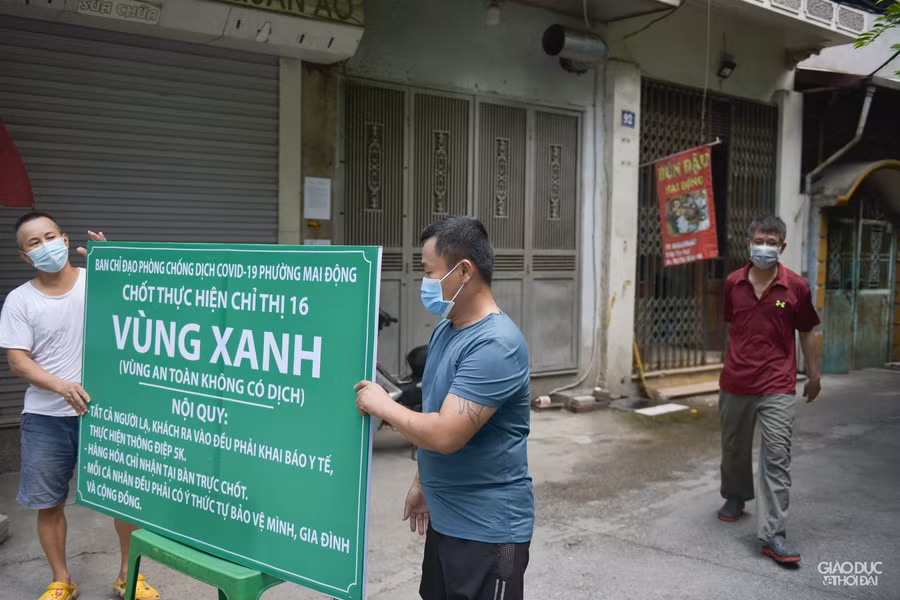 Muốn chặn Covid-19 xâm nhập, học quận Hoàng Mai lập chốt thiết lập "vùng xanh" ảnh 11