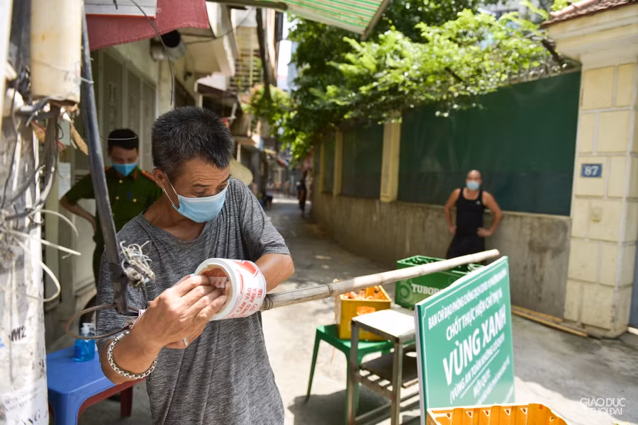 Đối với những người bên trong vùng xanh phải có giấy đi đường hoặc giấy đi chợ mới được ra bên ngoài.