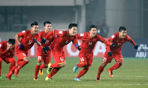 Các cầu thủ chơi đoàn kết và không hề nao núng để tìm đường tới chiến thắng. Ảnh: Anh Khoa.