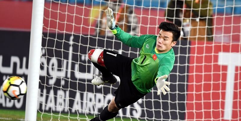 Thủ môn Tiến Dũng và sắc đỏ đã chiến đấu lăn xả. Tự hào về các chàng trai U23 Việt Nam!