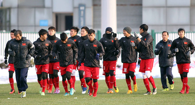 Thời tiết khô ráo giúp các cầu thủ thoải mái tập luyện hơn so với những ngày giá lạnh trước đó. Hôm qua, đội thậm chí phải tập ở sân cầu lông trong nhà do tuyết phủ kín mặt sân. Thời tiết khô ráo giúp các cầu thủ thoải mái tập luyện hơn so với những ngày giá lạnh trước đó. Hôm qua, đội thậm chí phải tập ở sân cầu lông trong nhà do tuyết phủ kín mặt sân.