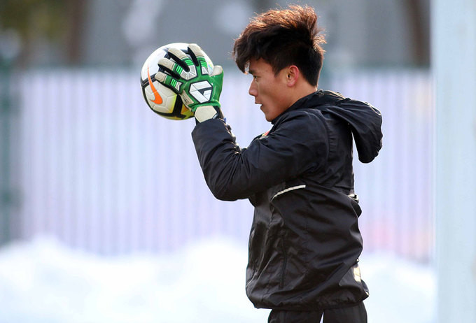 Thủ môn Bùi Tiến Dũng đang là chốt chặn quan trọng, góp công không nhỏ cho thành tích hiện nay của đội. Ở hai trận đấu loại trực tiếp, anh thậm chí đẩy được ba quả luân lưu. Thủ môn Bùi Tiến Dũng đang là chốt chặn quan trọng, góp công không nhỏ cho thành tích hiện nay của đội. Ở hai trận đấu loại trực tiếp, anh thậm chí đẩy được ba quả luân lưu.