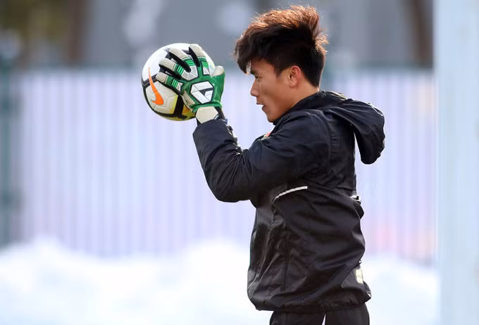 Thủ môn Bùi Tiến Dũng đang là chốt chặn quan trọng, góp công không nhỏ cho thành tích hiện nay của đội. Ở hai trận đấu loại trực tiếp, anh thậm chí đẩy được ba quả luân lưu. Thủ môn Bùi Tiến Dũng đang là chốt chặn quan trọng, góp công không nhỏ cho thành tích hiện nay của đội. Ở hai trận đấu loại trực tiếp, anh thậm chí đẩy được ba quả luân lưu.