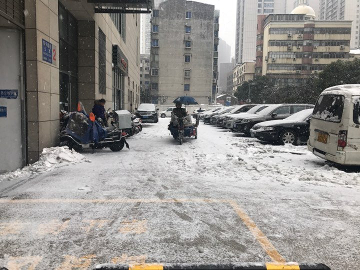 Đường phố nhanh chóng bị phủ lớp tuyết Đường phố nhanh chóng bị phủ lớp tuyết