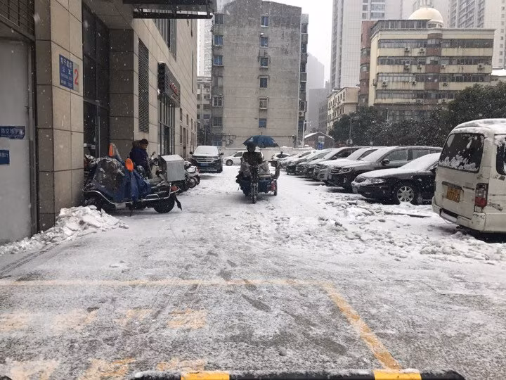 Đường phố nhanh chóng bị phủ lớp tuyết