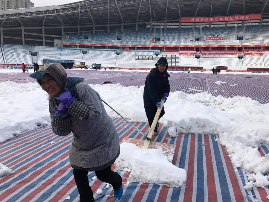 Chiều 26-1, BTC sân Thường Châu đã huy động cả xe gạt, lực lượng nhân công lớn dọn tuyết. Nếu mưa tuyết lại không ngừng và trận đấu không hoãn, thầy trò Park Hang Seo đối diện thách thức lớn Chiều 26-1, BTC sân Thường Châu đã huy động cả xe gạt, lực lượng nhân công lớn dọn tuyết. Nếu mưa tuyết lại không ngừng và trận đấu không hoãn, thầy trò Park Hang Seo đối diện thách thức lớn