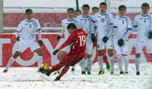 Pha sút phạt đẹp mắt của Quang Hải vào lưới Uzbekistan. 