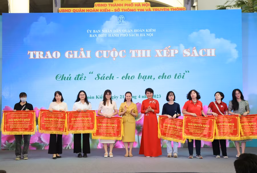 Trao giải cuộc thi xếp sách mang chủ đề “Sách – Cho bạn, cho tôi”
