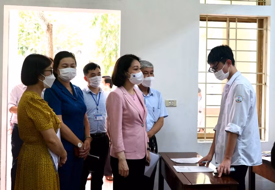 Kiểm tra công tác phòng chống dịch Covid-19 tại trường học.