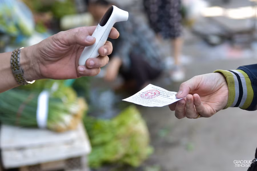 Hà Nội: Phường đầu tiên phát thẻ đi chợ cho người dân để phòng, chống Covid-19 ảnh 4