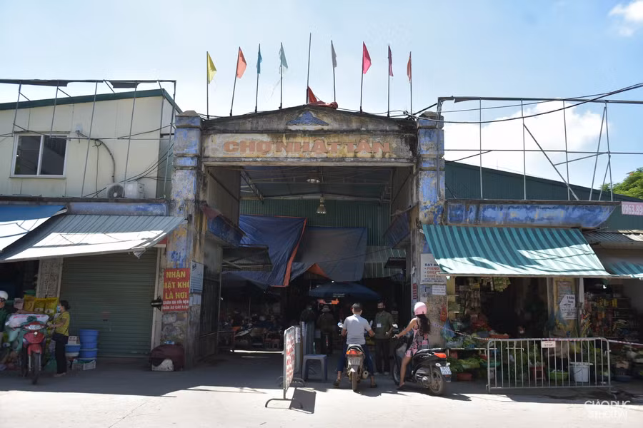 Người dân trên địa bàn phường Nhật Tân bắt đầu đi chợ bằng thẻ đi chợ. Mục đích là giảm thiểu tối đa lượng người đến chợ, tránh tập trung đông người, phòng dịch.