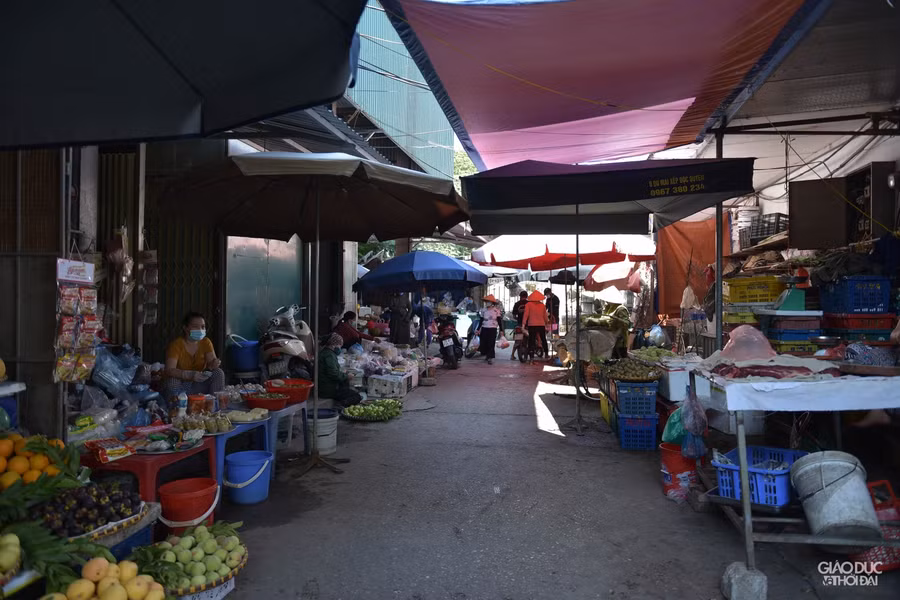 Bên trong chợ các gian hàng vẫn bán hàng bình thường, mỗi gian hàng đều có giấy bán hàng trong chợ do phường cấp.