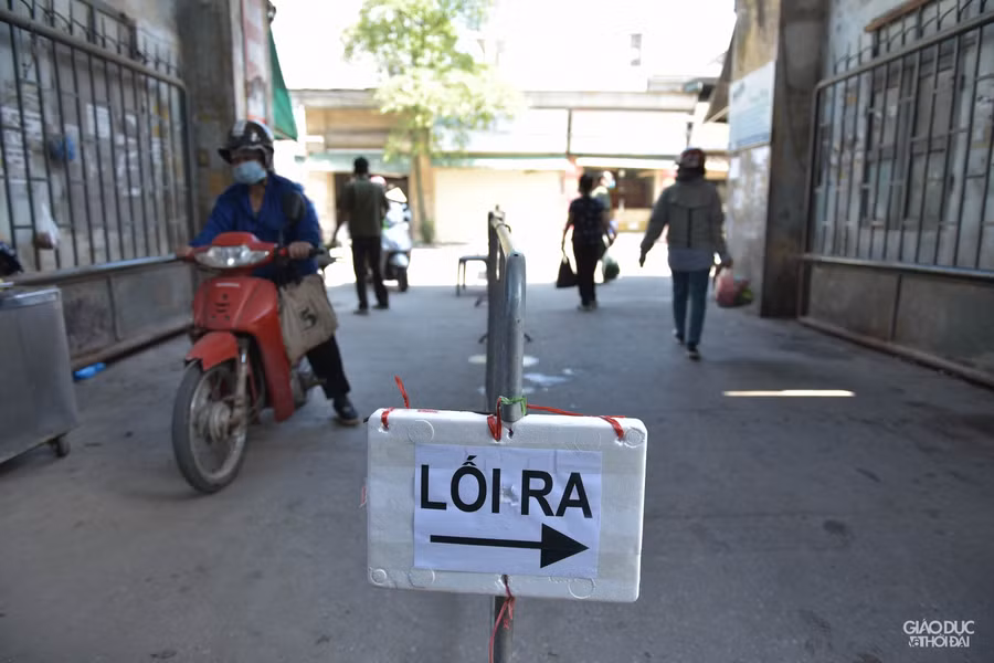 Lối vào chợ được chia 2 lối đi để tránh hiện tượng ùn khi đông người.