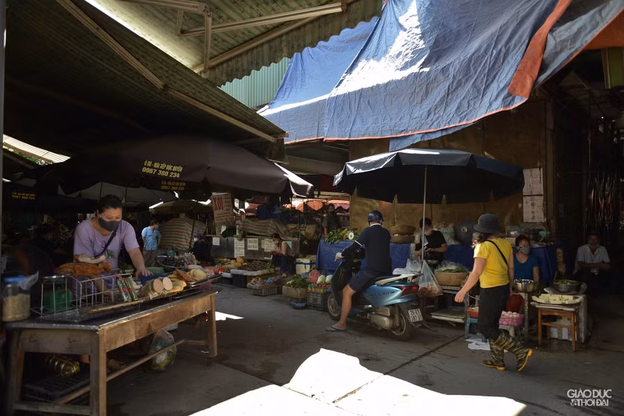 Hà Nội: Phường đầu tiên phát thẻ đi chợ cho người dân để phòng, chống Covid-19 ảnh 8