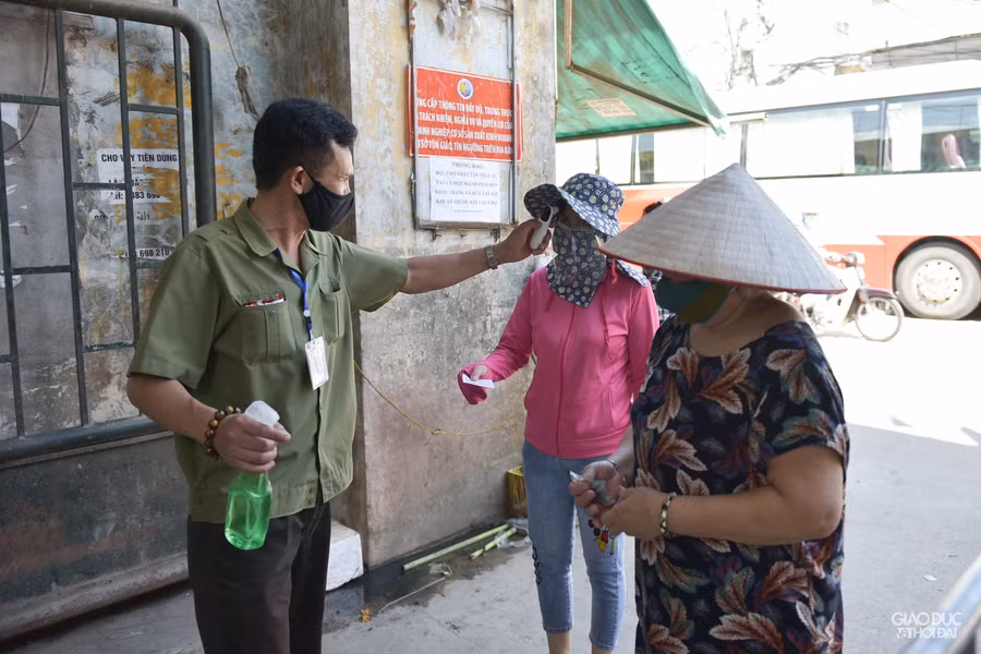 Hà Nội: Phường đầu tiên phát thẻ đi chợ cho người dân để phòng, chống Covid-19 ảnh 6