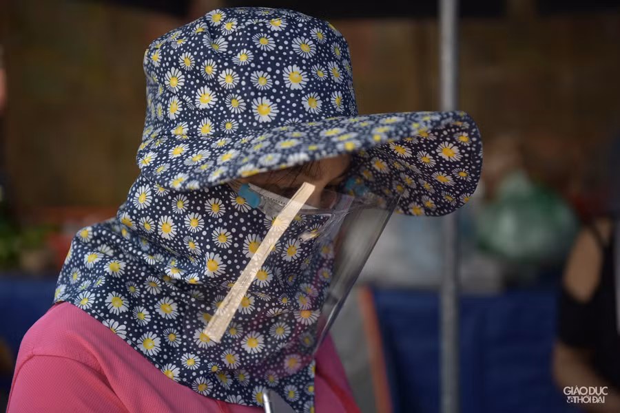 Tất cả người dân vào chợ đều có ý thức bảo vệ bản thân không chỉ đeo khẩu trang bắt buộc, nhiều người đeo tấm chắn giọt bắn.