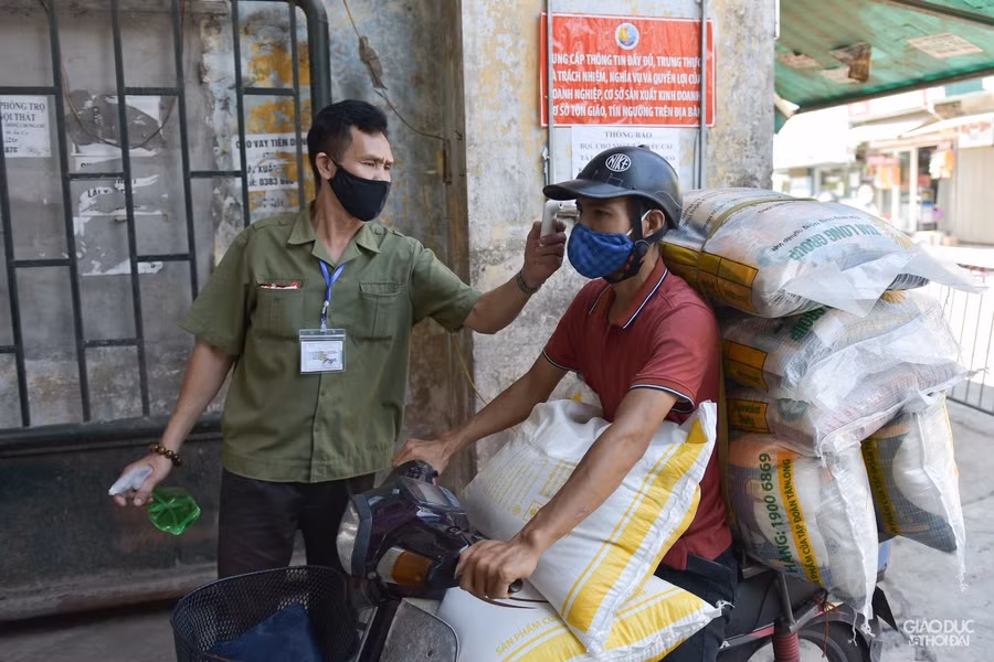 Hà Nội: Phường đầu tiên phát thẻ đi chợ cho người dân để phòng, chống Covid-19 ảnh 2