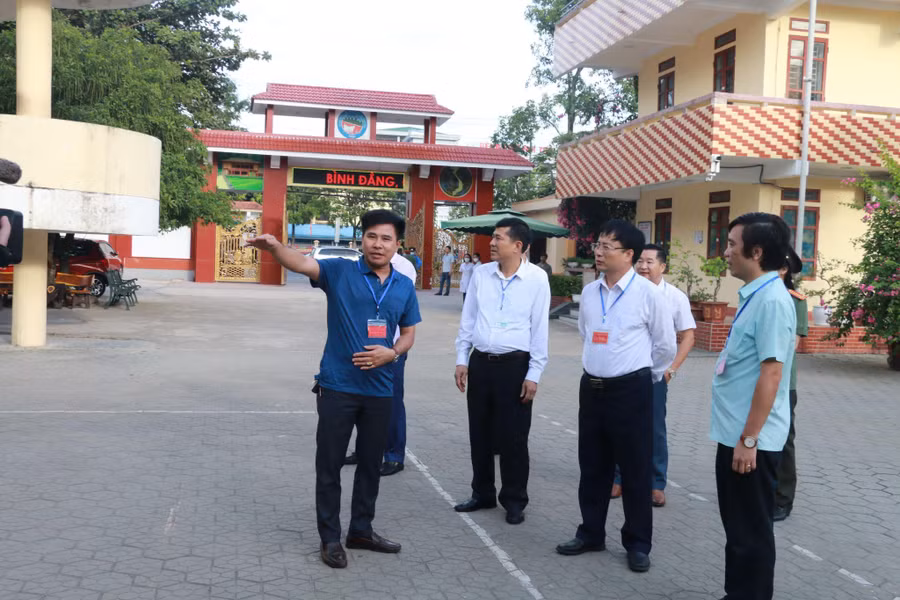 Đoàn kiểm tra lưu ý vấn đề đảm bảo an toàn, niêm phong khu vực phòng ở nội trú tại Trường THPT Dân tộc nội trú tỉnh Nghệ An.